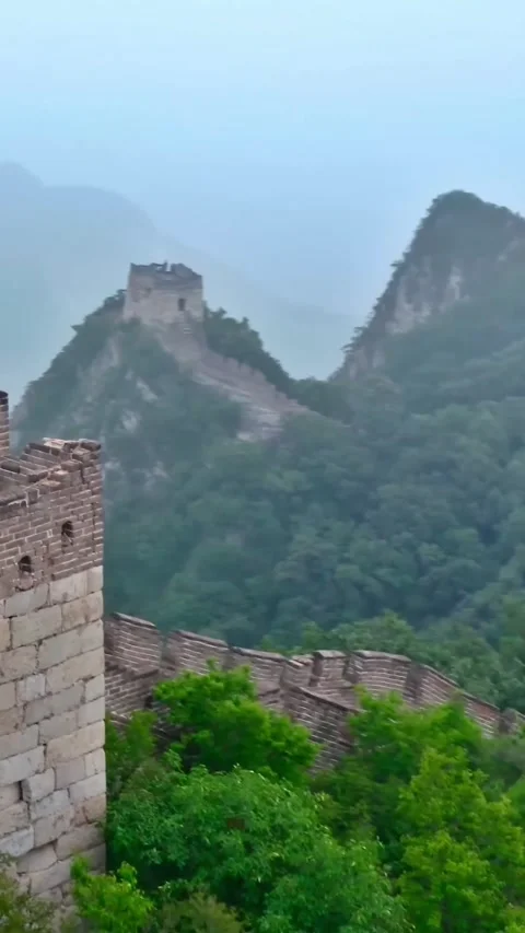 Explore the Great Wall of China from above on a foggy day Vídeos de archivo 335075301