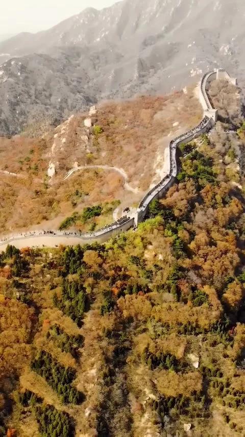 Explore the Great Wall of China from above in stunning aerial view Vídeos de archivo 335075976