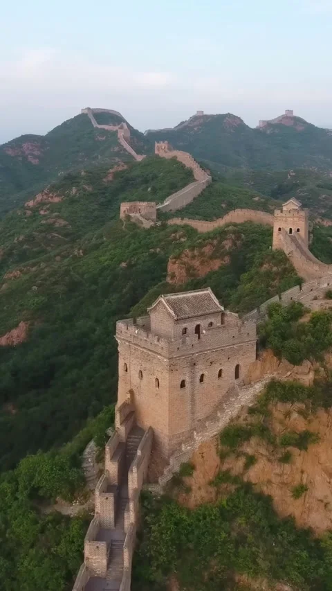 Explore the Great Wall of China from above in a stunning drone view Vídeos de archivo 335075996