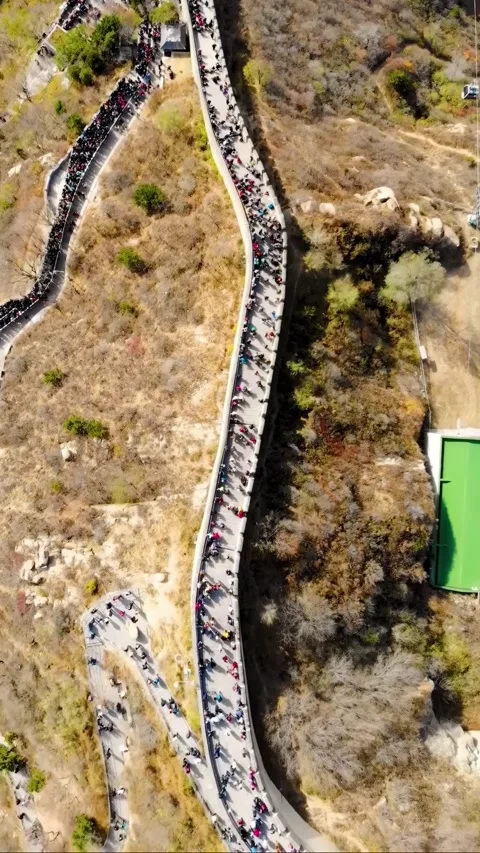 Explore the Great Wall of China with a drone view during busy tourism season Vídeos de archivo 335075209