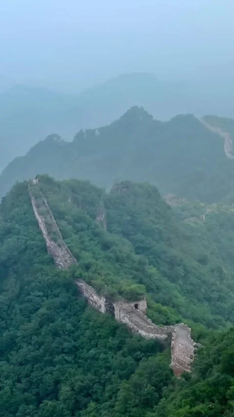 Explore the Great Wall of China from a drone on a foggy day Vídeos de archivo 335075243