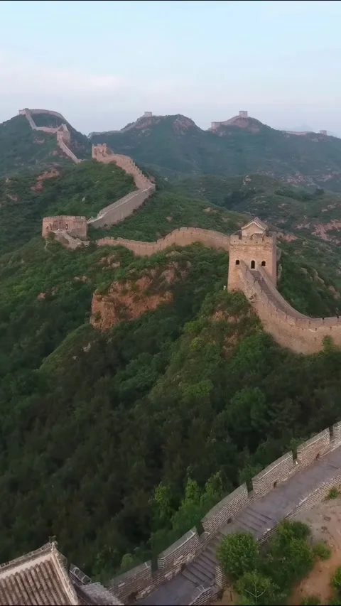 Explore the Great Wall of China from a drone view Vídeos de archivo 335075955