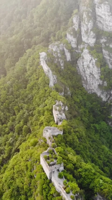 Explore the Great Wall of China with stunning drone views among green hills Vídeos de archivo 335075020