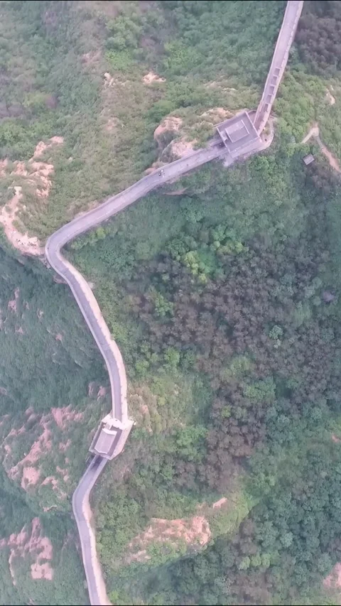Explore the Great Wall of China from a unique aerial perspective Vídeos de archivo 335075114