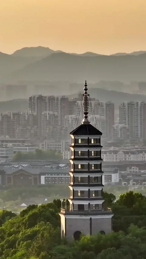 Explore Hangzhou City from above with views of its famous pagoda Vídeos de archivo 335073743