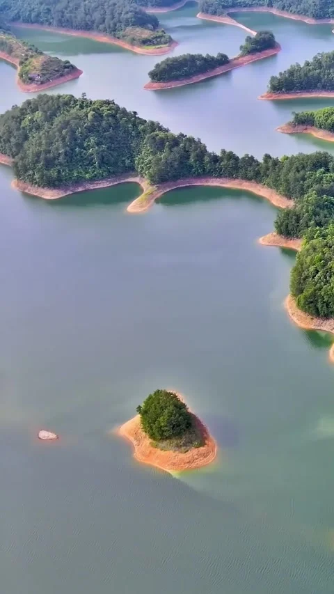 Explore Hangzhou's West Lake from above with stunning drone views Vídeos de archivo 335073760