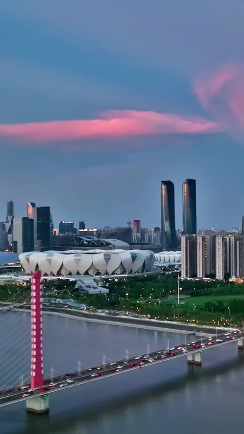 Explore Hanzhou City from the sky with stunning views of bridges and buildings Vídeos de archivo 335073835