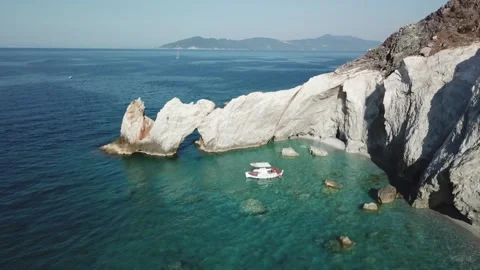 Explore hidden beach with stunning turquoise waters and rocky cliffs 库存影片 301735364