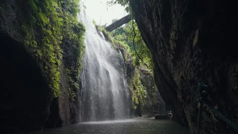 Explore Hidden Canyon Rocky River Waterfall Surrounded Lush Tropical Forest Bali 库存影片 344834536