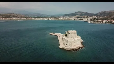 Explore the historic castle on the island in the tranquil bay 库存影片 301735633