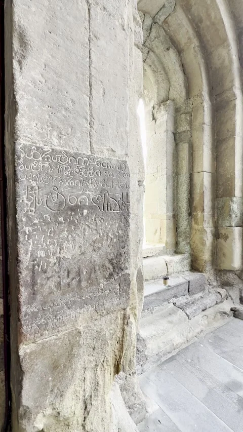 Explore the historic Svetitskhoveli Cathedral in Mtskheta 库存影片 341293195