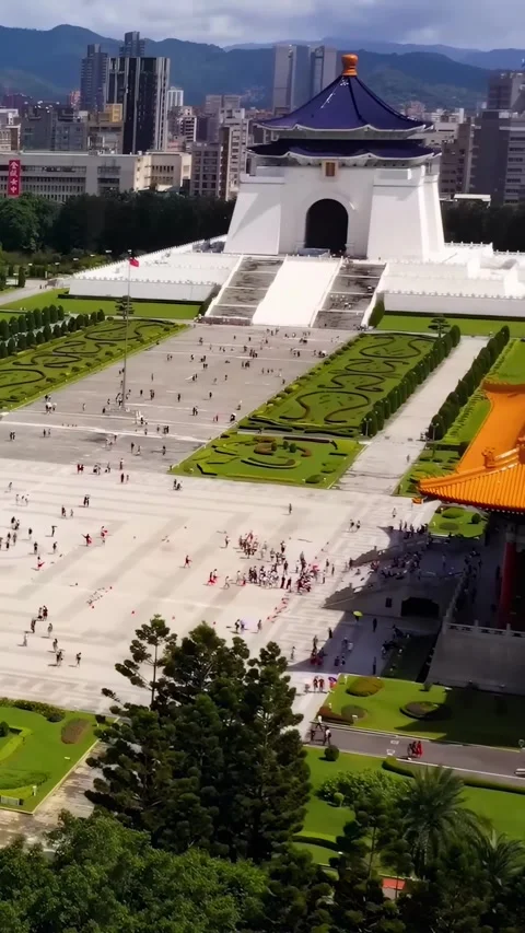 Explore the historical site and gardens in Taipei, Taiwan from above Vídeos de archivo 335072991