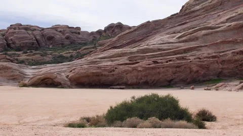 Explore the Iconic Vasquez Rocks: Legendary Film Location in California Vídeo Stock 332612866