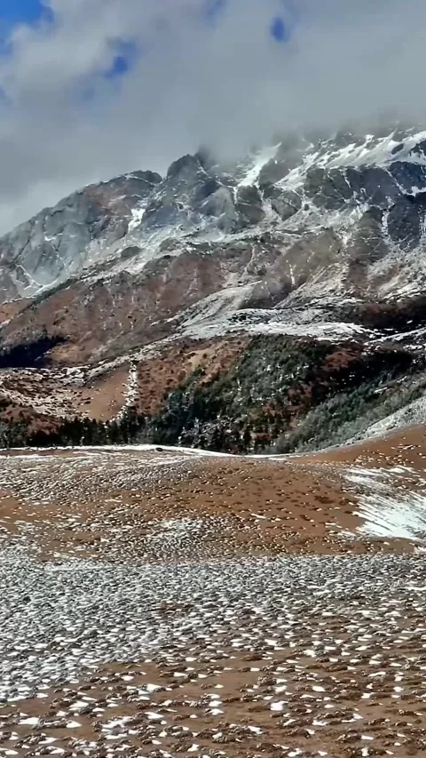 Explore Jade Dragon Mountain in Yunnan, China from a drone view Vídeos de archivo 335075332