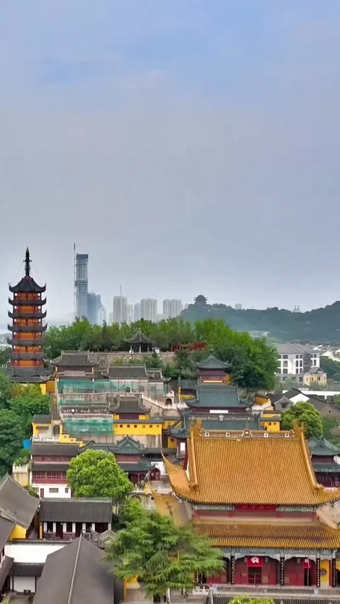 Explore Jinshan Temple from a drone view in Zhenjiang, China Vídeos de archivo 335075333