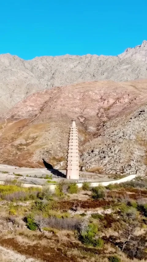Explore a landmark in China from above during a bright day Vídeos de archivo 335072919