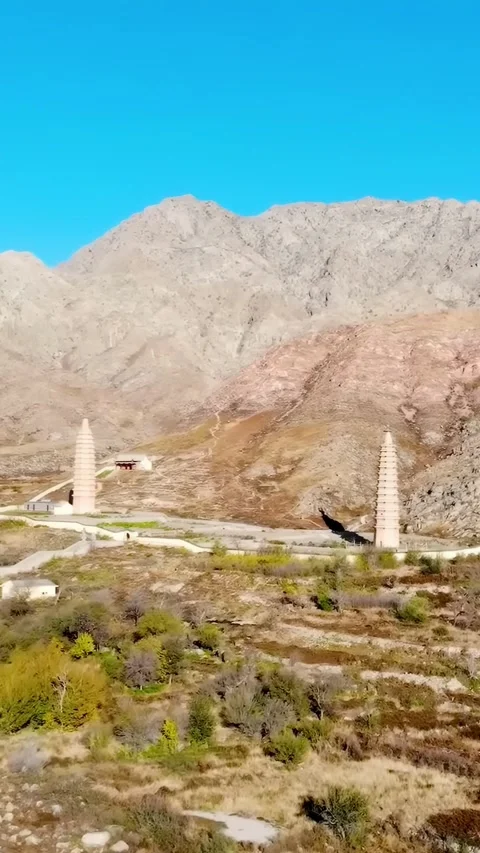 Explore a landmark in a remote part of China from a drone's view Vídeos de archivo 335072863