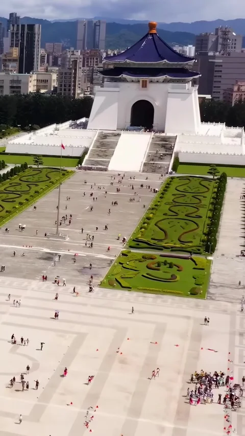 Explore the landmark in Taipei with an aerial view of the busy plaza Vídeos de archivo 335072995