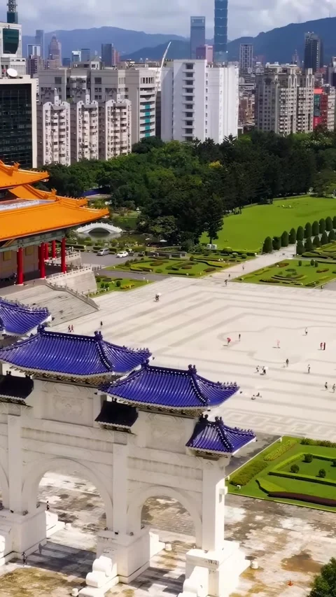 Explore landmarks in Taiwan with a drone view of the city and park Vídeos de archivo 335072964