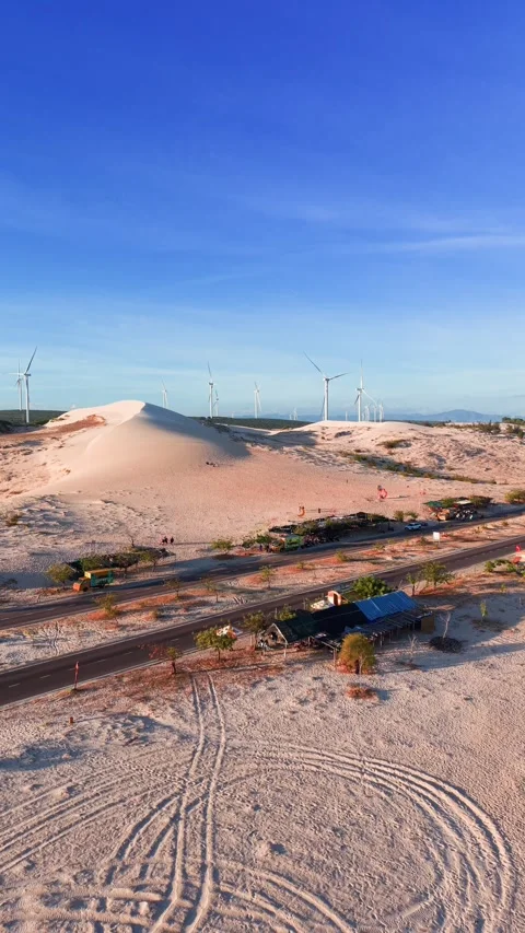 Explore less touristy white sand dunes in Binh Thuan, Vietnam, with a drone Stockbeeldmateriaal 333442941