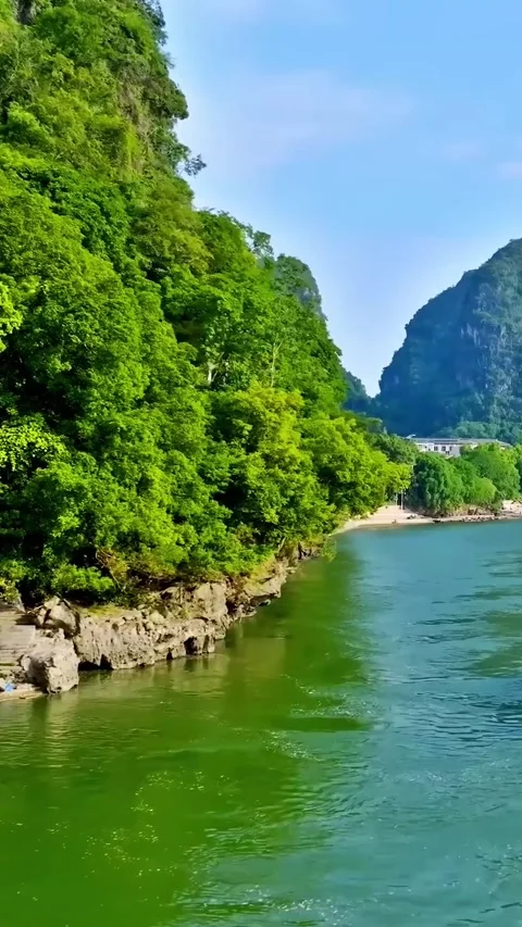 Explore the lijiang river in yangshuo from a drone view Vídeos de archivo 335074423