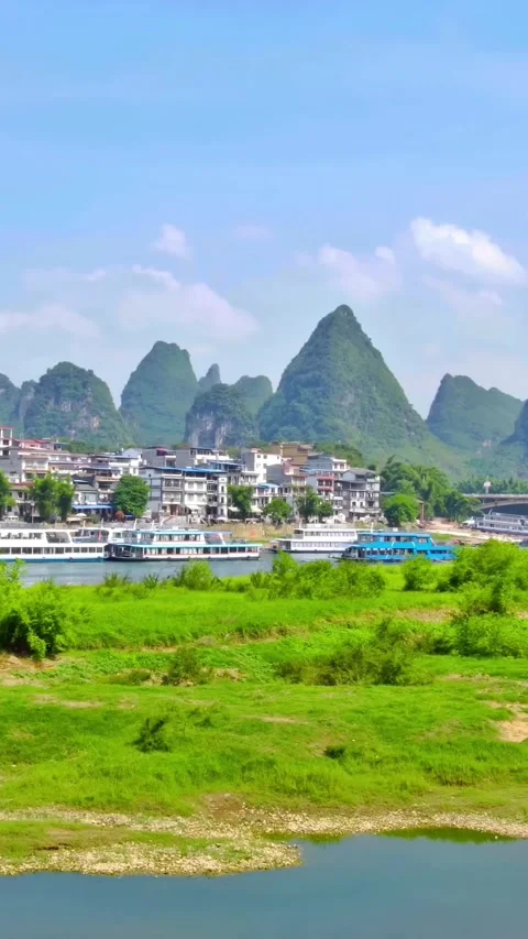 Explore lijiang river in yangshuo from a drone's view Vídeos de archivo 335074412