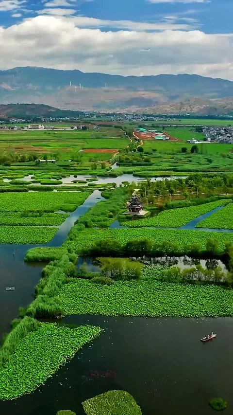 Explore the lush valley in Dali Yunnan from above for a unique view Vídeos de archivo 335073479