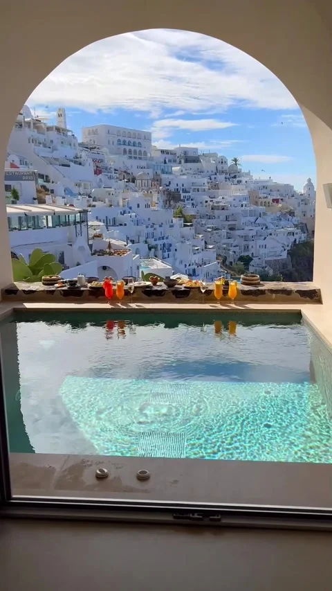 Explore luxury pools and stunning views in Oia, Santorini, Greece. Vídeos de archivo 335081270