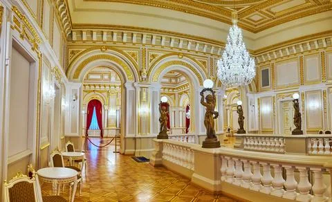 Explore the Main Staircase Hall of Mariinskyi Palace, on June 25 in Kyiv, Ukr 스톡 사진