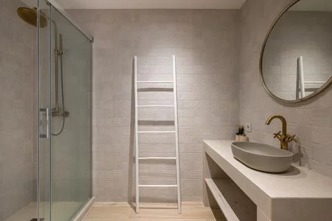 Explore Modern Bathroom Design featuring Elegant Fixtures and Minimalist Touches Фото