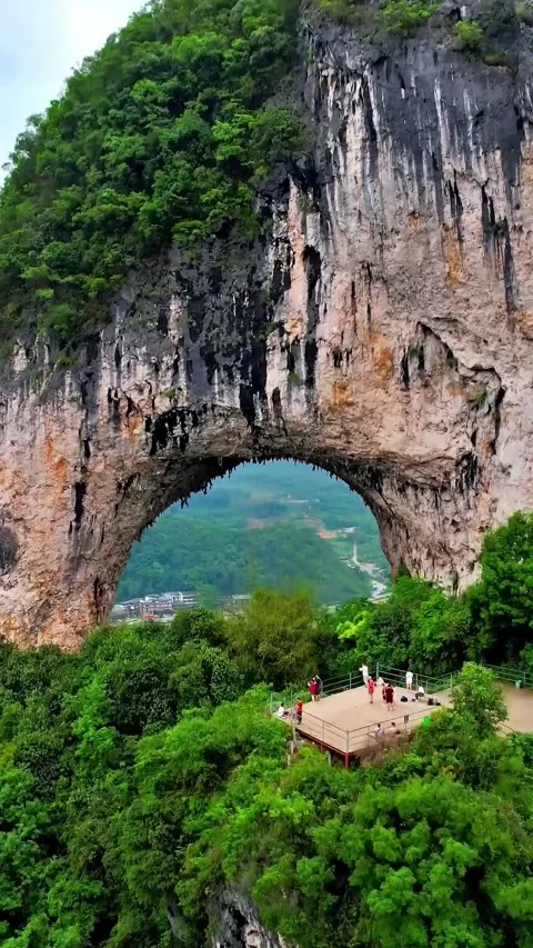Explore Moon Hill Mountain in Yangshuo with stunning drone views Vídeos de archivo 335074426