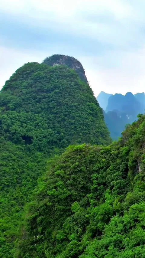 Explore Moon Hill Mountain in Yangshuo, China with stunning drone views Vídeos de archivo 335074431
