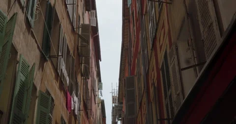Explore narrow streets of a vibrant coastal town with colorful buildings and 库存影片 314076413