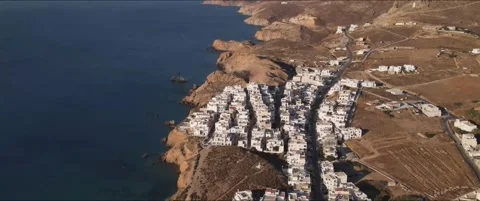 Explore Naxos with a view of Portara and the Aegean Sea Vídeos de archivo 335089469