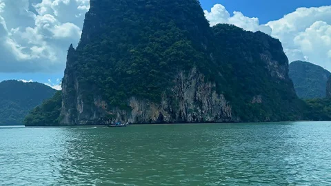 Explore phi phi paradise island. boat ship in sea. tropic nature of Pileh Bay Vídeo Stock 127504890