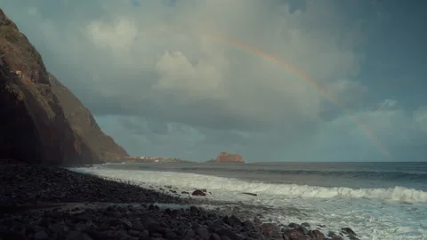 Explore rainbow shore ocean in madeira with stunning views and serenity Vidéo 321462111