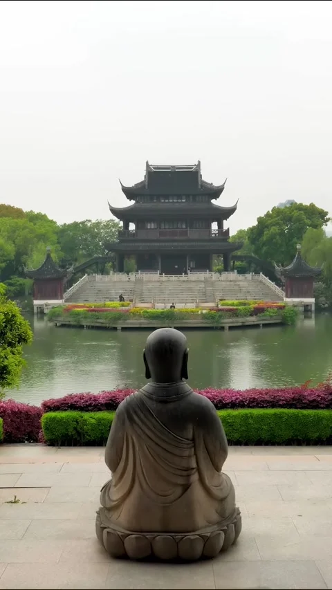 Explore a serene temple and statue in China from different angles Vídeos de archivo 335073114