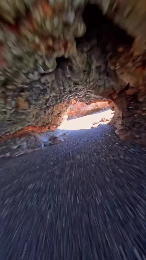Explore Sfakia Beach with drone views of crystal water and cliffs. Vídeos de archivo 335041562