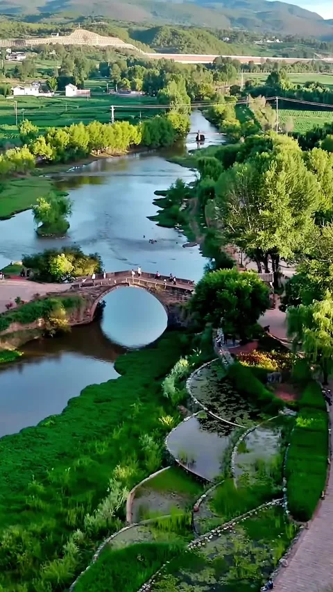 Explore shaxi town's river with drone views in yunnan province Vídeos de archivo 335074650