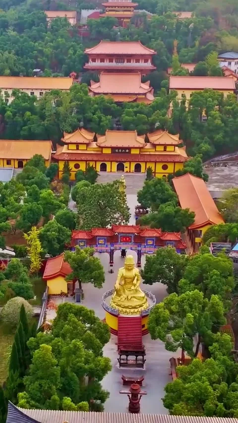 Explore sheng'an temple in yueyang hunan from a drone Vídeos de archivo 335074653