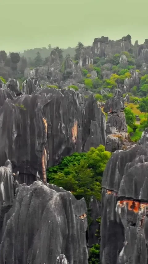 Explore the stone forest in kunming from above Vídeos de archivo 335075460