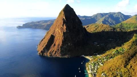 Explore the stunning beauty of the Pitons in St Lucias Caribbean paradise Vidéo 329284166