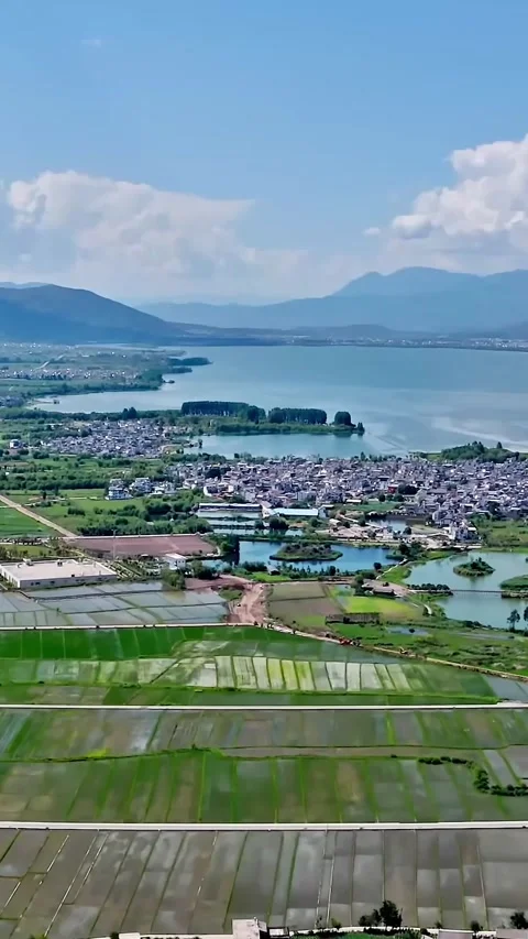 Explore the stunning drone views of Dali in Yunnan, China Vídeos de archivo 335073642