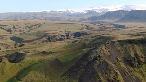 Explore stunning Icelandic landscapes with dramatic mountain views Video stock 320293457