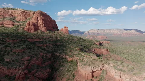 Explore stunning red rock landscapes in Sedona Arizona from a drone Vídeos de archivo 319899410