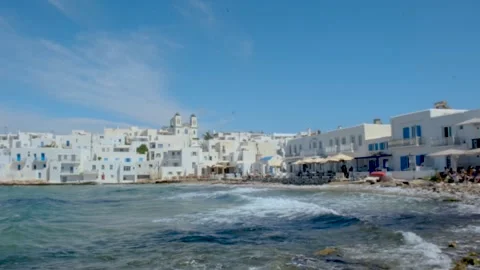 Explore the stunning shores and charming white buildings of Paros, Greece for a 库存影片 335467733