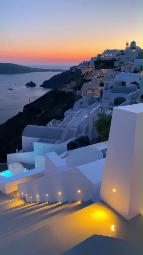 Explore sunset views from a hotel balcony in Oia Santorini. Vídeos de archivo 335081294