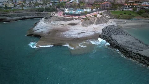 Explore Tenerife's Hotel Cliff Pool and Palm Trees - Aerial Drone View Vidéo 279589264
