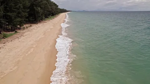 Explore tranquil Thailand's diverse landscapes with ocean and cliffs Stockbeeldmateriaal 310557343