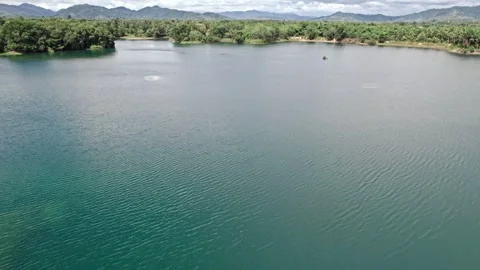 Explore tranquil waters and lush nature in Thailand's stunning landscapes Stockbeeldmateriaal 310557324